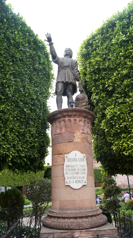 Amerika Kıtasını keşfeden İspanyolca söylenişi ile Christobal Colon`un heykeli