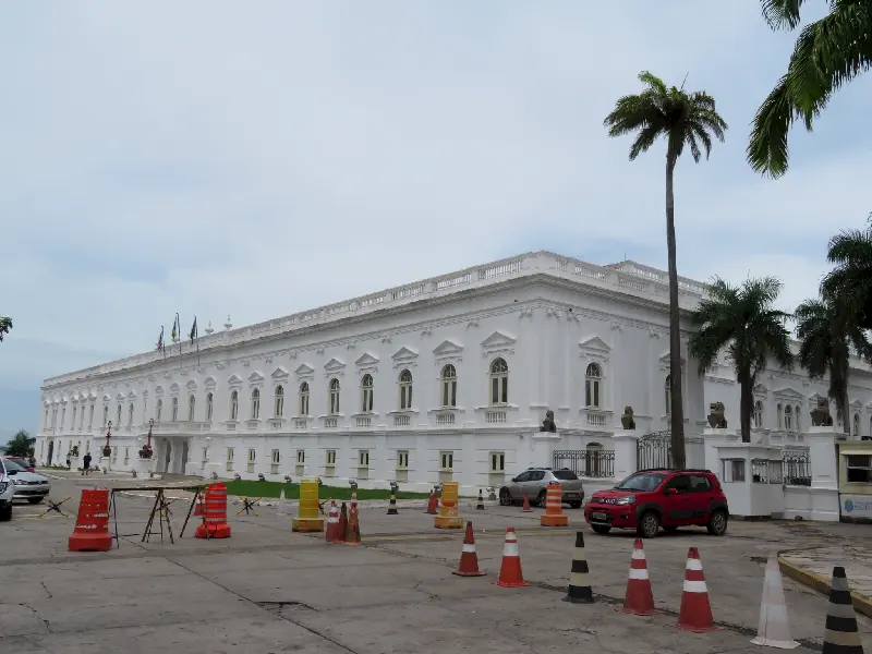 Aslanlar Sarayı da denilen Valilik Binası Palacio dos Leoes