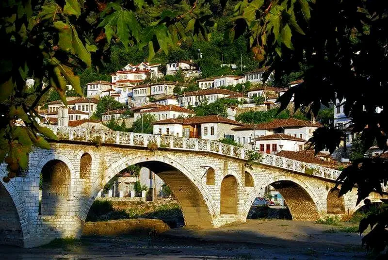 OSMANLI YAŞAM TARZININ ARNAVUTLUK’A ARMAĞANI BERAT VE GJİROKASTRA 3 Berat`a güzellik katan köprüsü