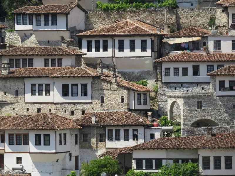 OSMANLI YAŞAM TARZININ ARNAVUTLUK’A ARMAĞANI BERAT VE GJİROKASTRA 4 Berat`ın aydınlık yüzlü Osmanlı evleri ve şirin mahalleleri