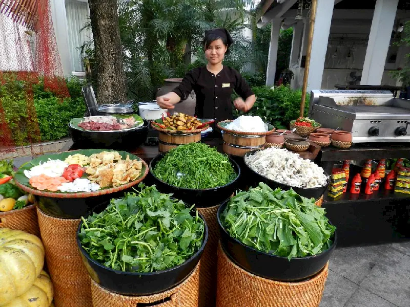 Dalat'da taze sebzelerle kaldırım restoranı