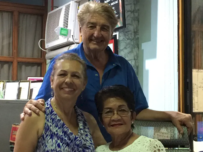 Filipinlerin Davao adasında San İsidro belediye başkanı Justina Yu ve Egeler