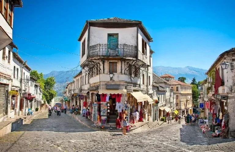 Gjirokastra`nın mahallelerinde Osmanlı konukseverliği hala yaşamaya devam ediyor