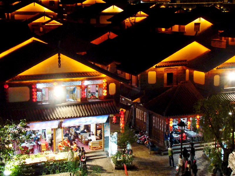 Güzel Lijiang`ın gece görünüşü