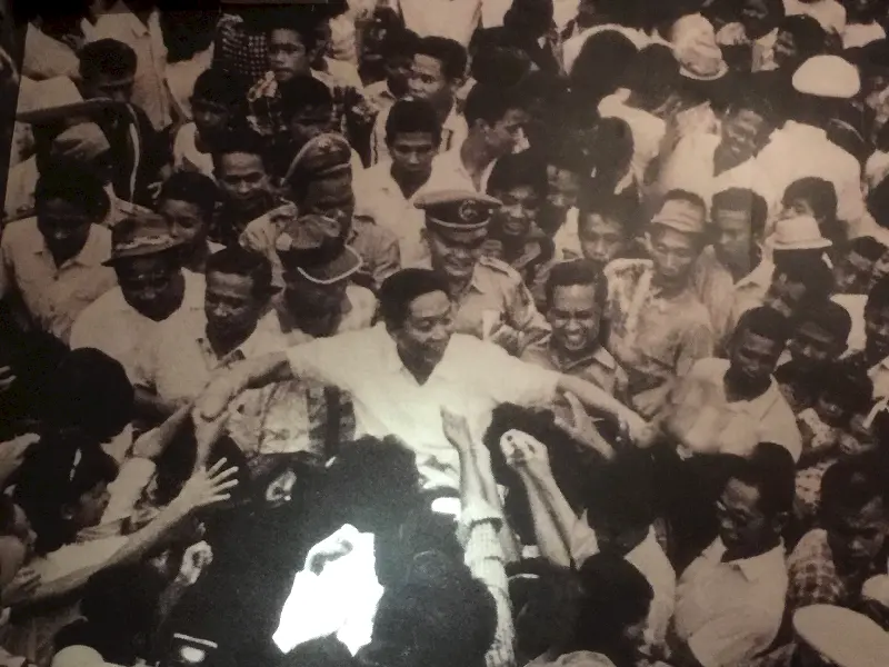 Halkının sevgilisi başkandan istenmeyen diktatöre giden yolda Ferdinand Marcos