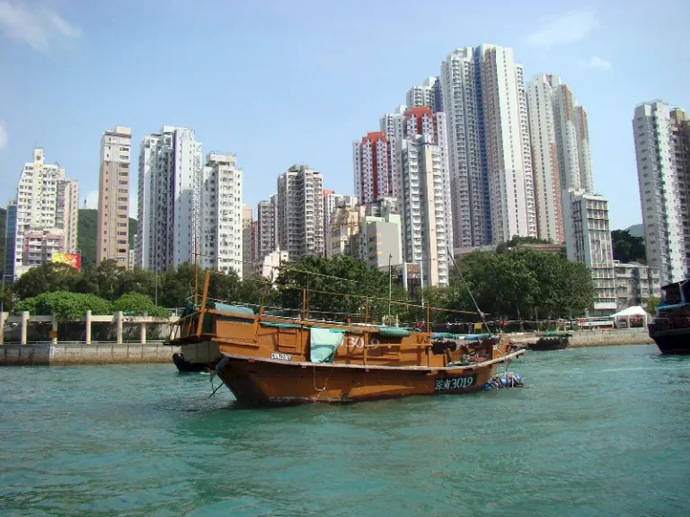 Hızla modernleşen Hong Kong`un gökdelenleri gölgesinde sıkışan, geleneksel balıkçı tekneleri