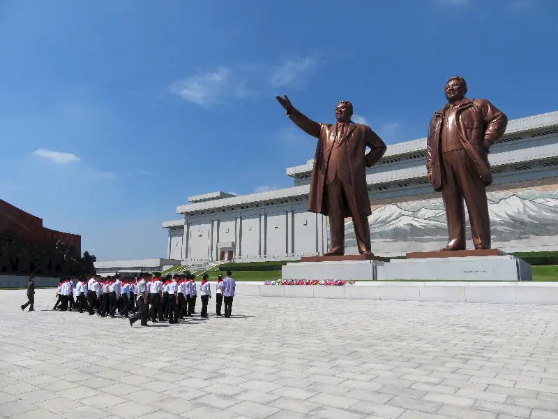 İlk lider Kim İl-Sung ve oğlu ikinci lider Kim Cong-İl’in dev heykelleri ziyaret ediliyor