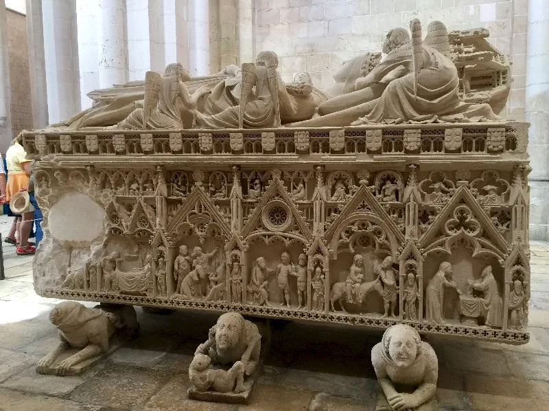 Ines de Castro, KraI I. Pedro tarafından ölümünden sonra eş ve kraliçe olarak onurlandırılmış ve Alcobaça`ya gömülmüş