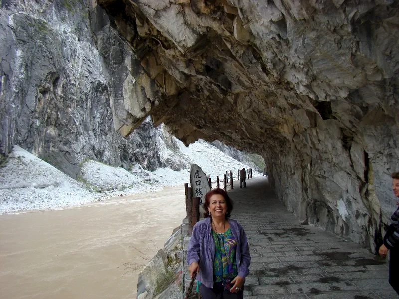 Jisha nehri üzerindeki Tiger Leaping Gorge