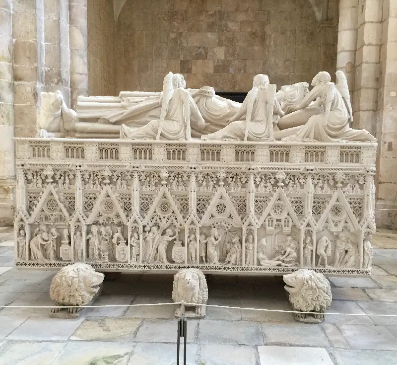 UNESCO DÜNYA MİRASI PORTEKİZ ALCOBAÇA SARAYI 6 Kral I. Pedro’nun aynı salonda ve aynı usluptaki lahti