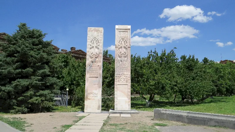 Kumtaşından oyma Khachkars - haç taşları