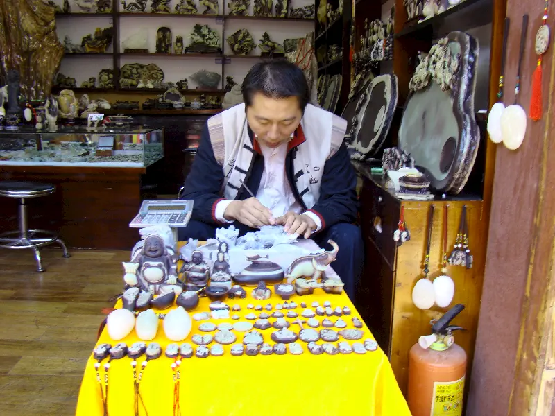 Lijiang civarından elde edilen iki renkli taş ile sanat eserleri yaratan Lijianglı usta