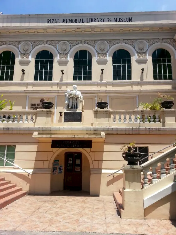 Manilada Jose Rizal adına yapılmış bir kütüphane