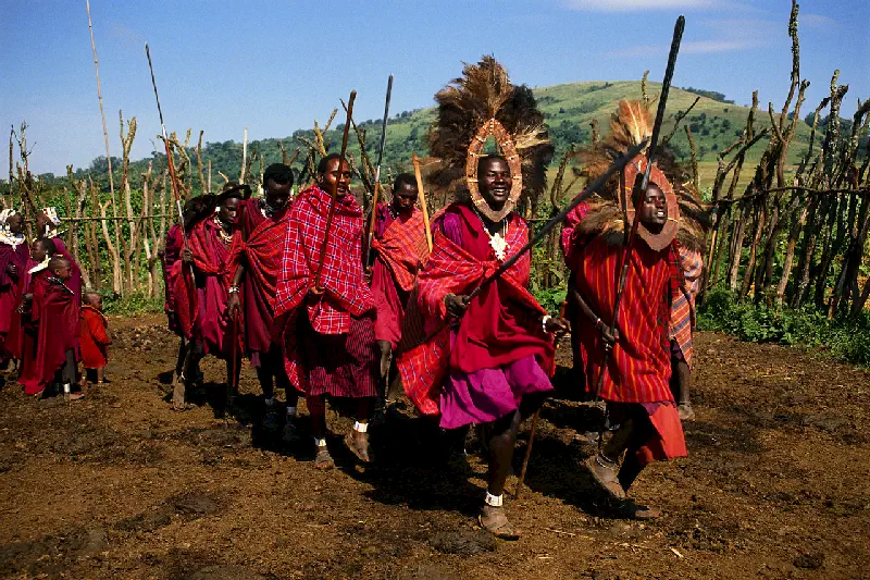 Masai yerlileri turistlere gösteri yaparken eğleniyor