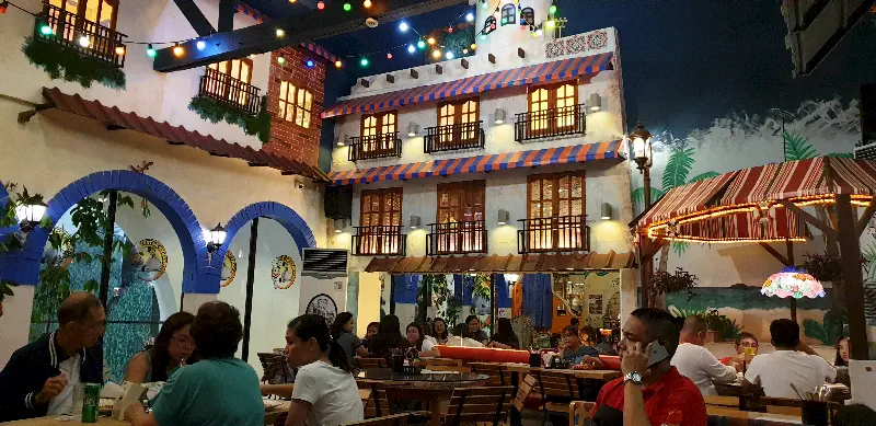 FİLİPİNLER NEGROS’DAKİ TAÇ MAHAL 7 Negros adasının Dumaguete şehrinde Festival havasında bir sokak olarak dekore edilmiş ilginç ve neşe saçan bir restoran