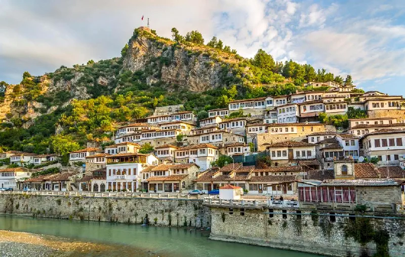 OSMANLI YAŞAM TARZININ ARNAVUTLUK’A ARMAĞANI BERAT VE GJİROKASTRA 7 Osum nehri kıyısında yüzyıllarca pek çok inancı barındıran Berat şehri