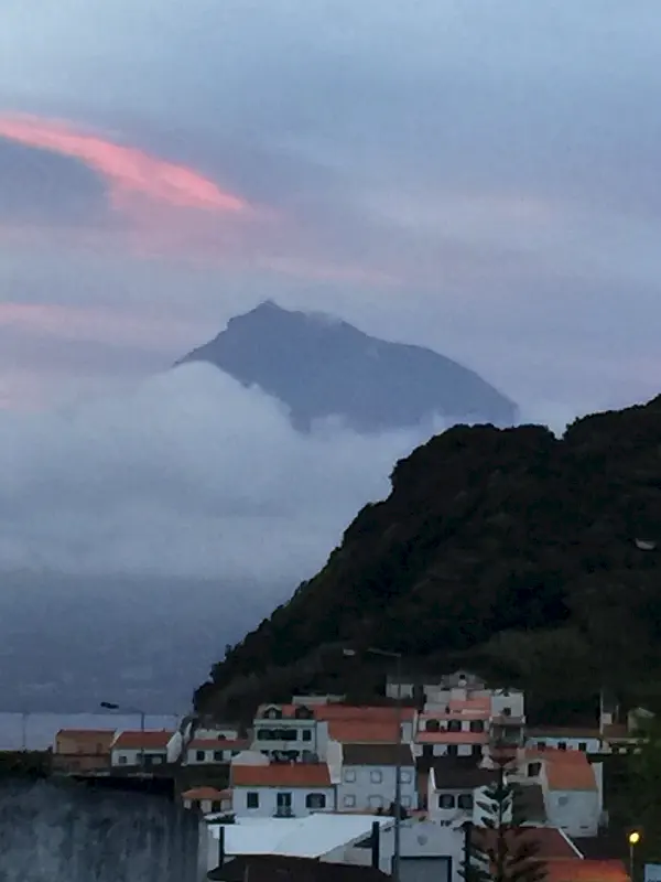 Pico adası ve yanardağının Horta kıyılarından görünüşü