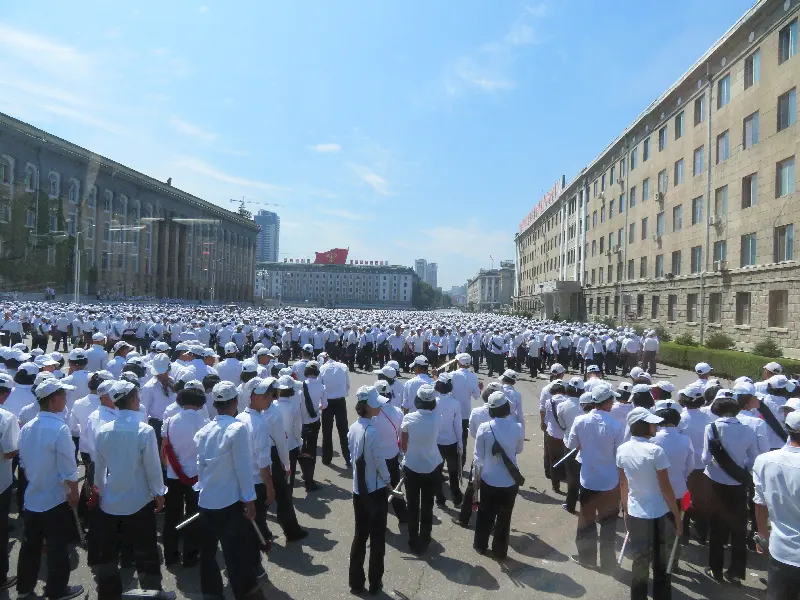 N.EGE-DMİ-Public Palace önünde İşçi Partisi’nin kuruluşunun 50. yılı kutlamaları için prova yapmayı bekleyen gençler