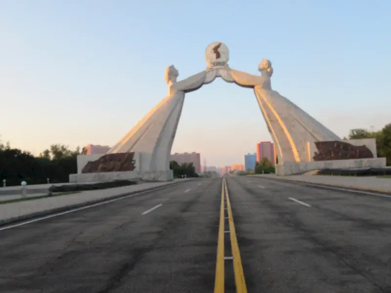 N.EGE-DMİ-Pyongyang girişindeki dev anıtta Koreli iki genç kız. Kuzey ve Güney`in birleşeceği inancını temsil ediyor