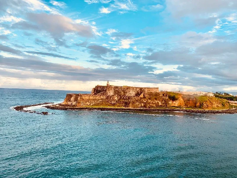 San Filibe del Morro surlarının denizden görünümü