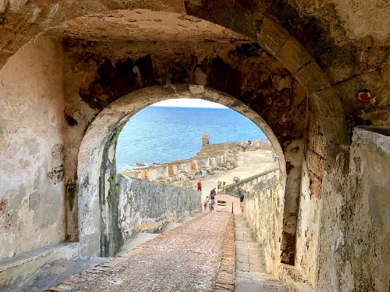 San Filibe del Morro`nun oval ağızlı rampa girişleri