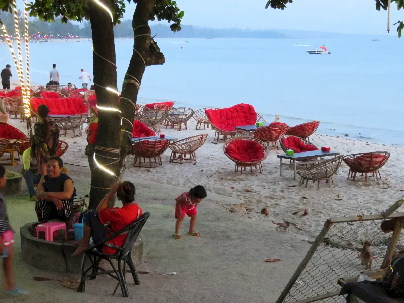Sihanoukville halkı sahillerin tadını çıkarıyor şehirlerindeki çok hızlı değişimi şaşkınlıkla izlerken