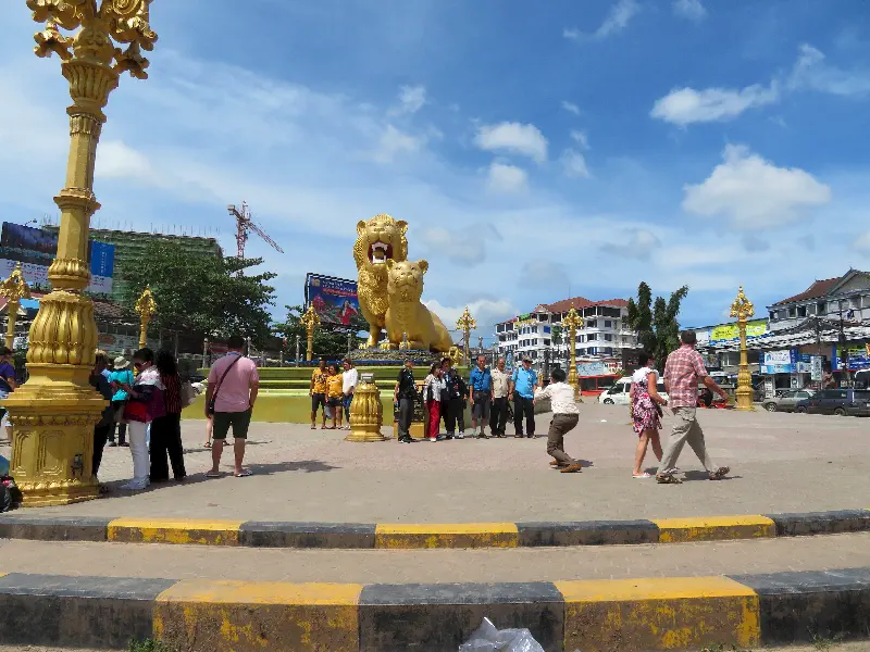 Sihanoukville’in meydanında altın renkli aslan heykeli