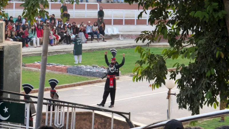 Sınır kapısının Pakistan tarafında askerlerin gösterisi