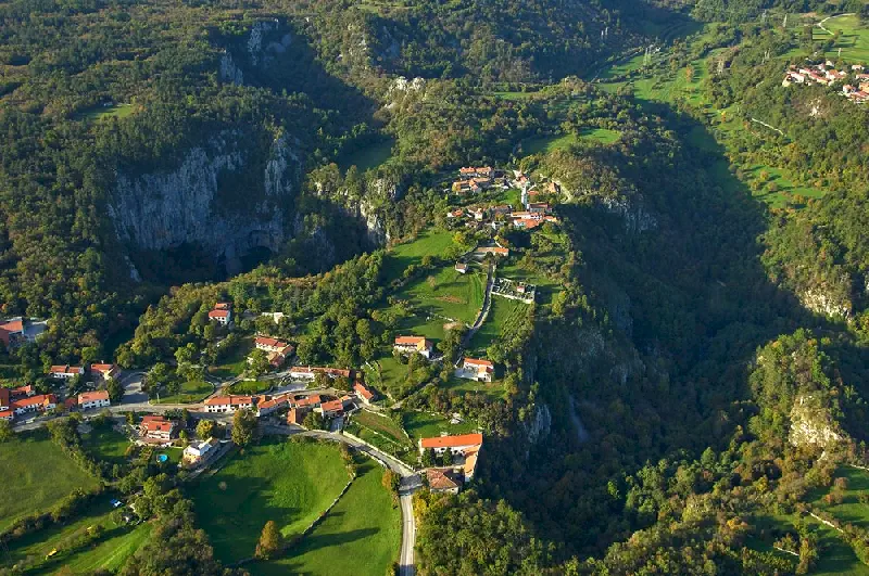 SLOVENYA’NIN YILDIZLARI POSTOJNA VE SKOCJAN MAĞARALARI 5 Skocjan yerleşimi ve coğrafi yapısı
