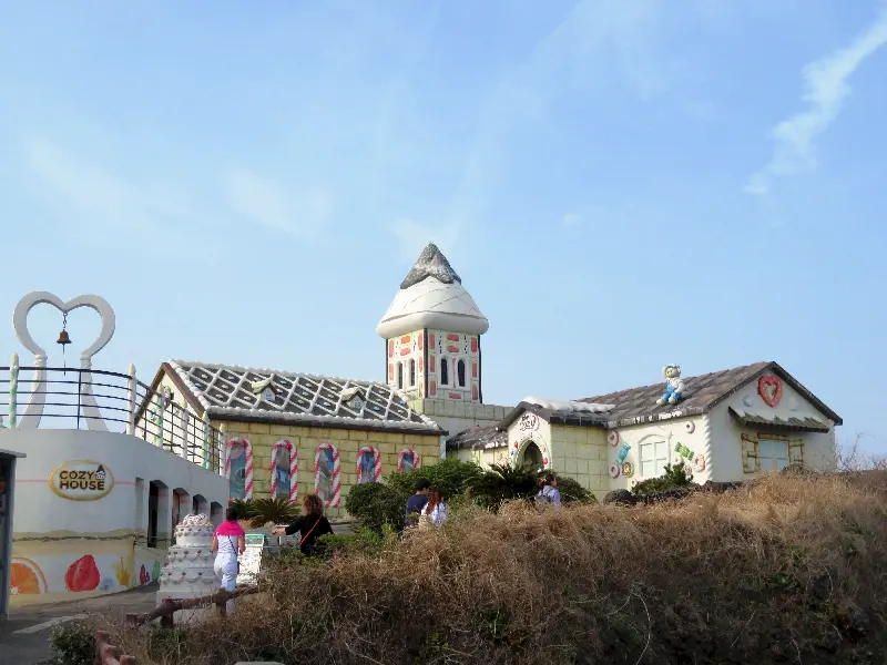 Sunrice Peakde bulunan ve dev bir pastaneye benzeyen kilise