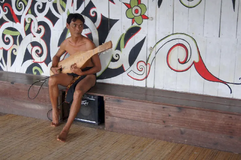 Borneo, Turistlere yerel müzik gösterisi