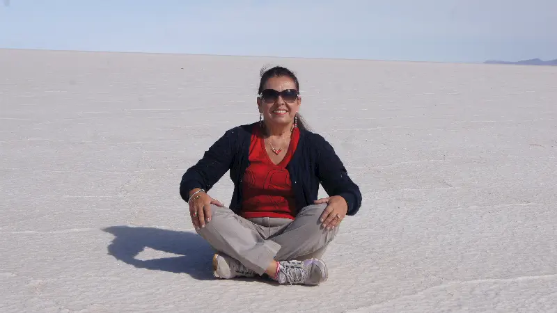 Uçsuz bucaksız Uyuni ve hafiften beliren tuz petekleri