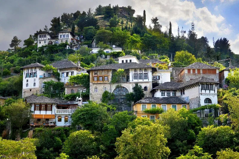 OSMANLI YAŞAM TARZININ ARNAVUTLUK’A ARMAĞANI BERAT VE GJİROKASTRA 6 Yamaca yaslanmış Osmanlı mahalleleri zamanın akışını seyreder gibi Gjirokastrada