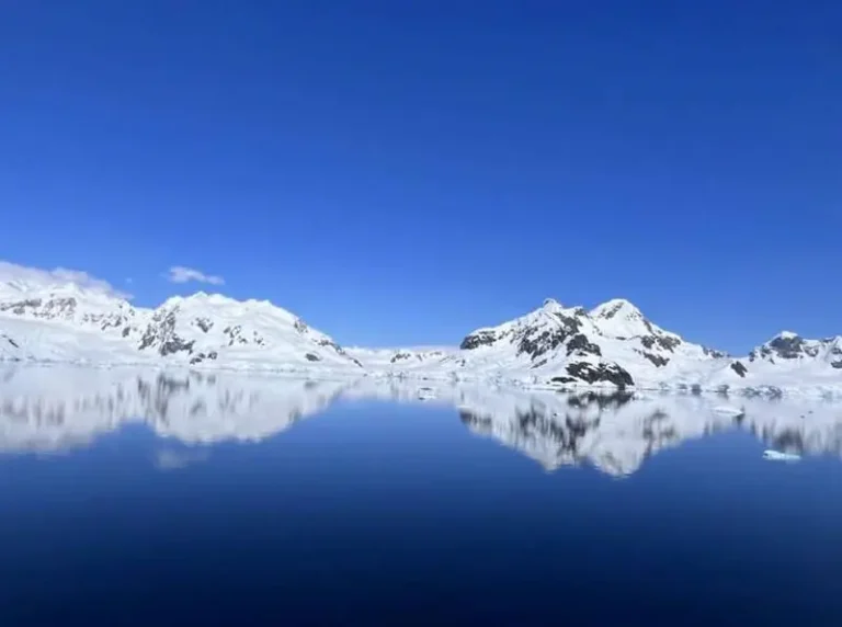 Patagonya-kar kaplı sahil tepeleri